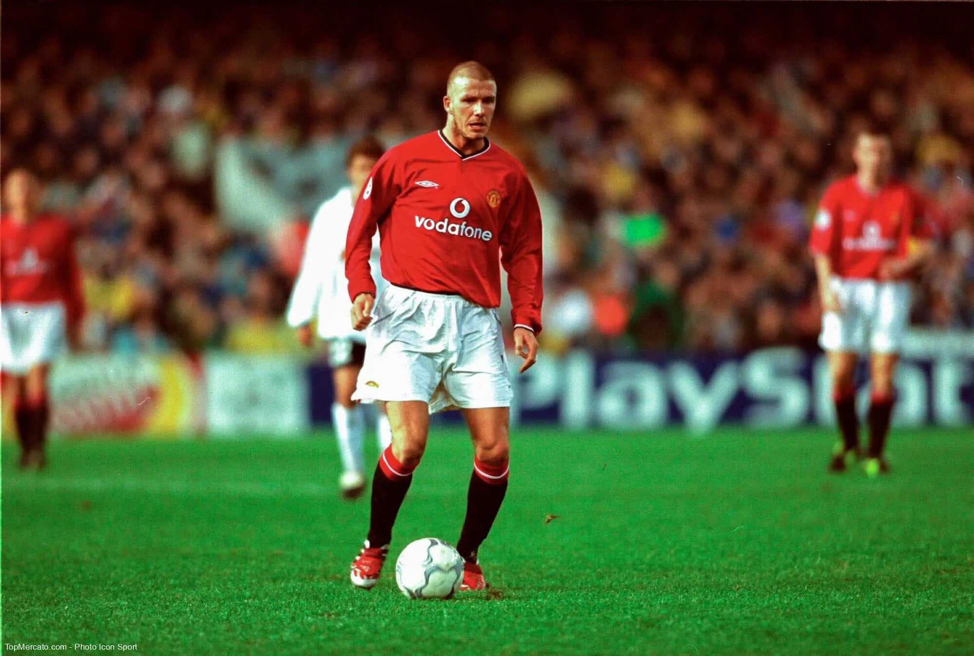 Quel joueur actuel a confié porter le numéro 7 et des manches longues en hommage à David Beckham ?