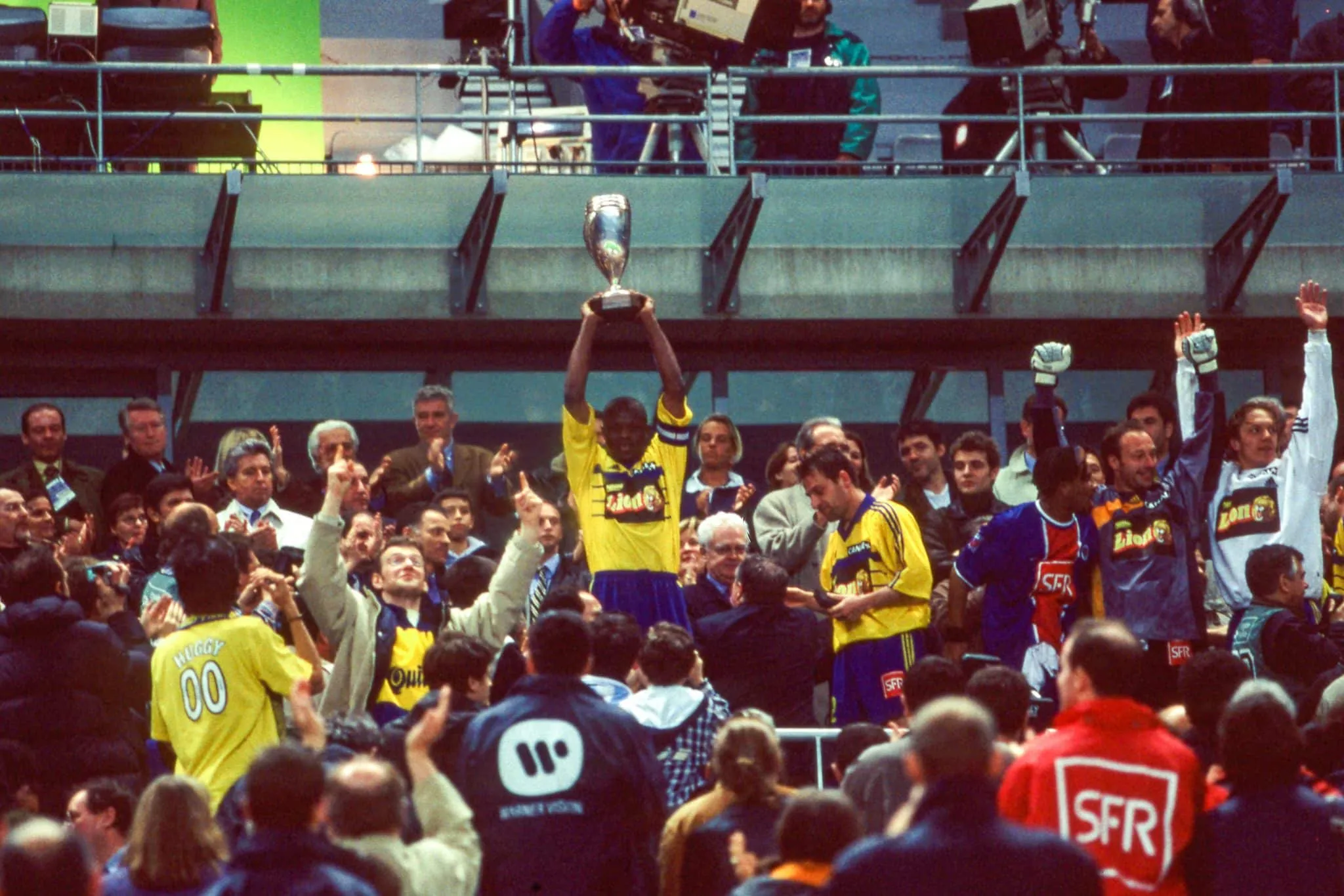 Quel attaquant international français (8 sélections) a racheté le FC Gueugnon en 2009, et n’a pu sauver le club de la faillite en 2011, malgré son argent et ses 14 buts inscrits en deux ans ?