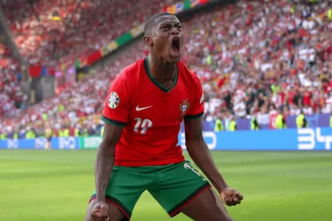 PSG : pourquoi Nuno Mendes est plus performant avec le Portugal