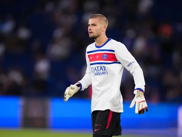 Mercato PSG : 4 destinations pour relancer Lucas Chevalier, dont l’avenir à Paris paraît bouché