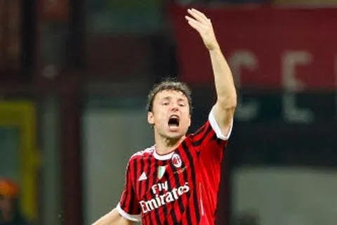 Van Bommel, prolonger à Milan ou partir au pays