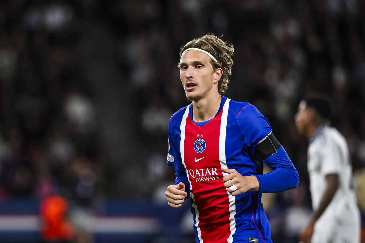PSG : “C’est le même type de joueur que Kvaratskhelia”, Mika Godts est-il prêt pour une telle concurrence ?
