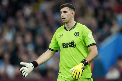 Douche froide pour Emiliano Martinez !