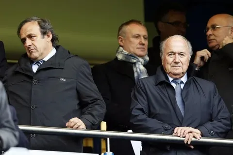 L’étau se resserre encore autour de Blatter