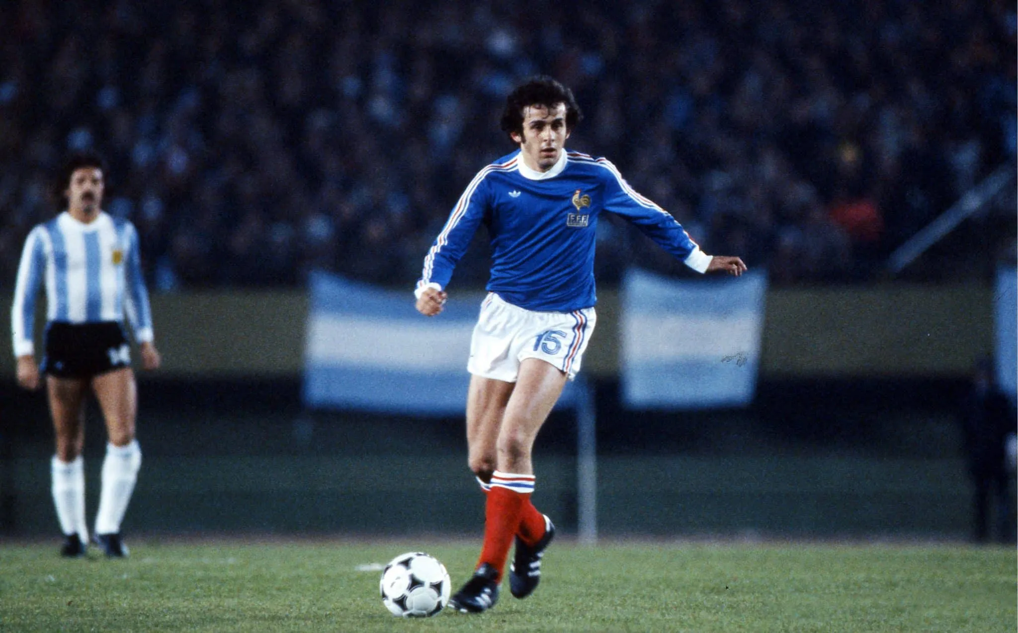 Lors de la Coupe du monde 1978, pour jouer contre la Hongrie, les Bleus arborent un maillot d’un club argentin local après un oubli de l’intendant. Comment est ce maillot ?