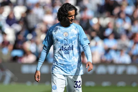 “Je place de grands espoirs en lui, mais la PL ce n’est pas la Ligue 1” : Ayyoub Bouaddi prévenu après ses débuts tonitruants à Manchester City