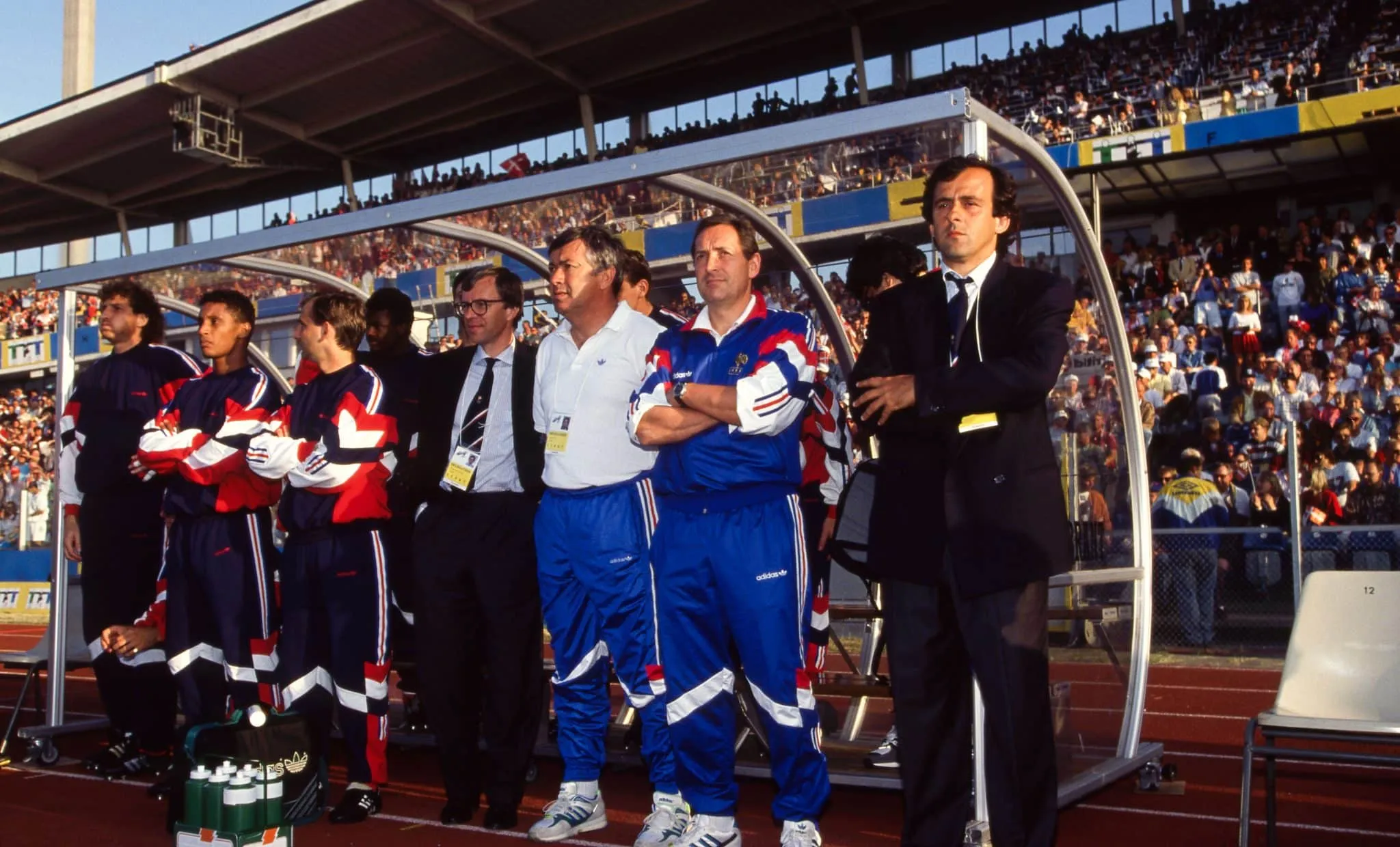 Quel joueur a marqué les deux seuls buts de l’équipe de France lors de l’Euro 1992, où les Bleus n’ont joué que trois rencontres ?
