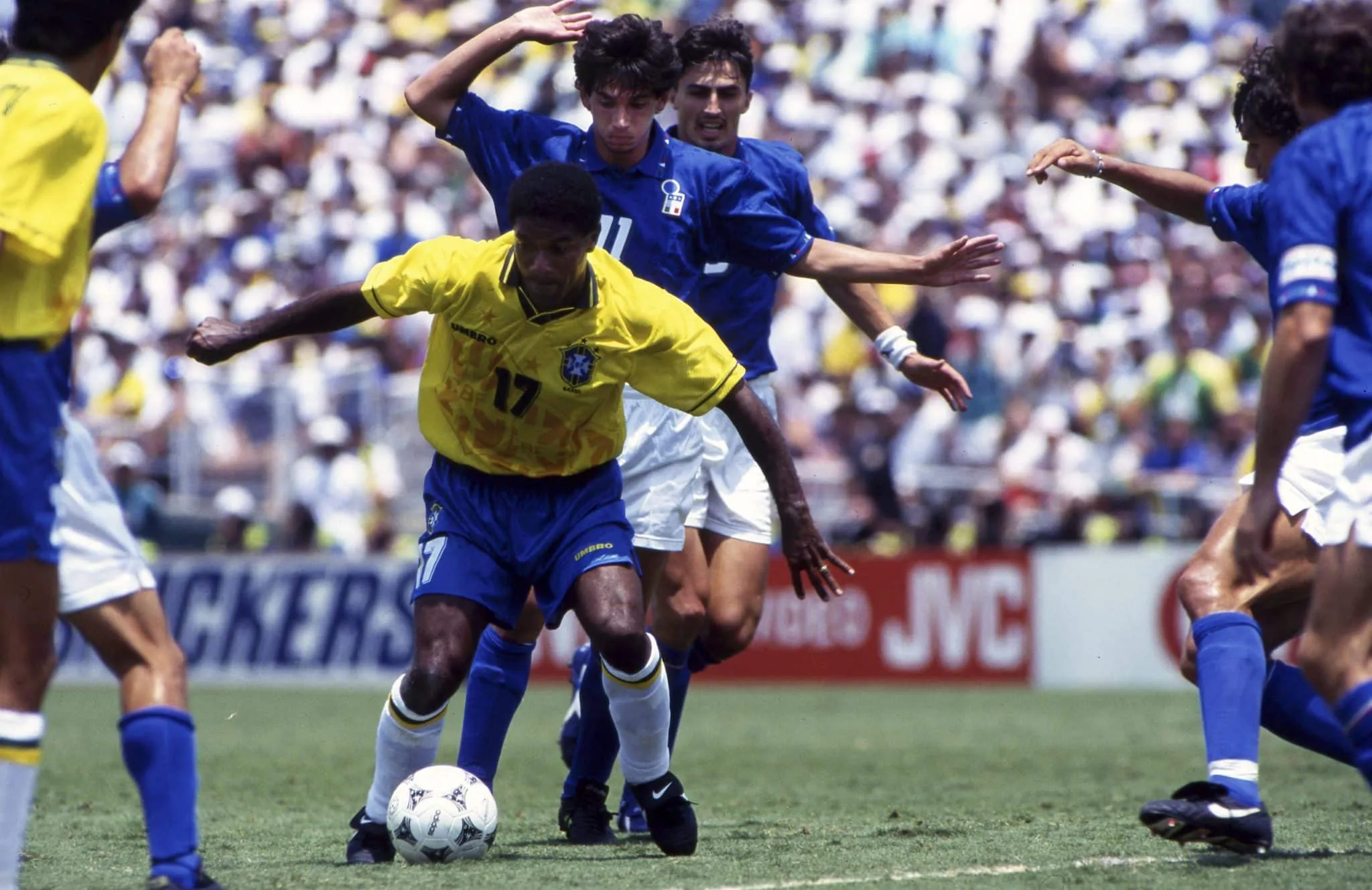 Quel milieu de terrain a participé à l’Euro en 2016 et en 2020 alors que Mazinho, son international brésilien de père, n’a jamais pu le faire ?