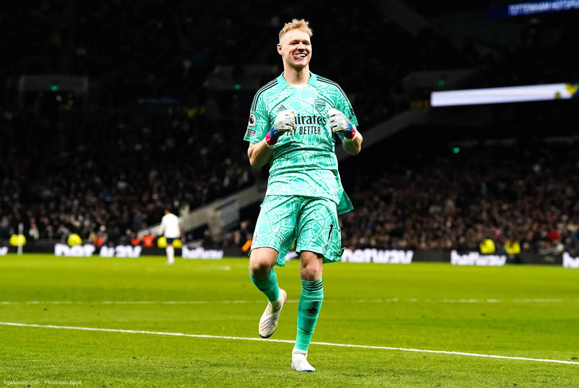 En janvier 2023, à la fin d’un derby gagné 2-0 par Arsenal, un contact se fait entre le portier des Gunners Aaron Ramsdale et un fan de Tottenham. Que reçoit le gardien d’Arsenal de la part du supporter ?