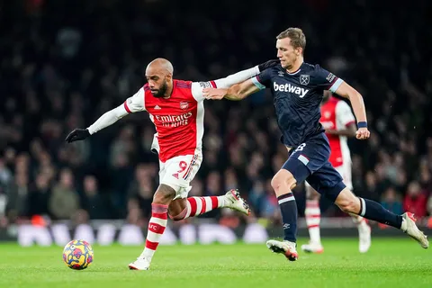 Alexandre Lacazette et Tomas Soucek, match Arsenal-West Ham United