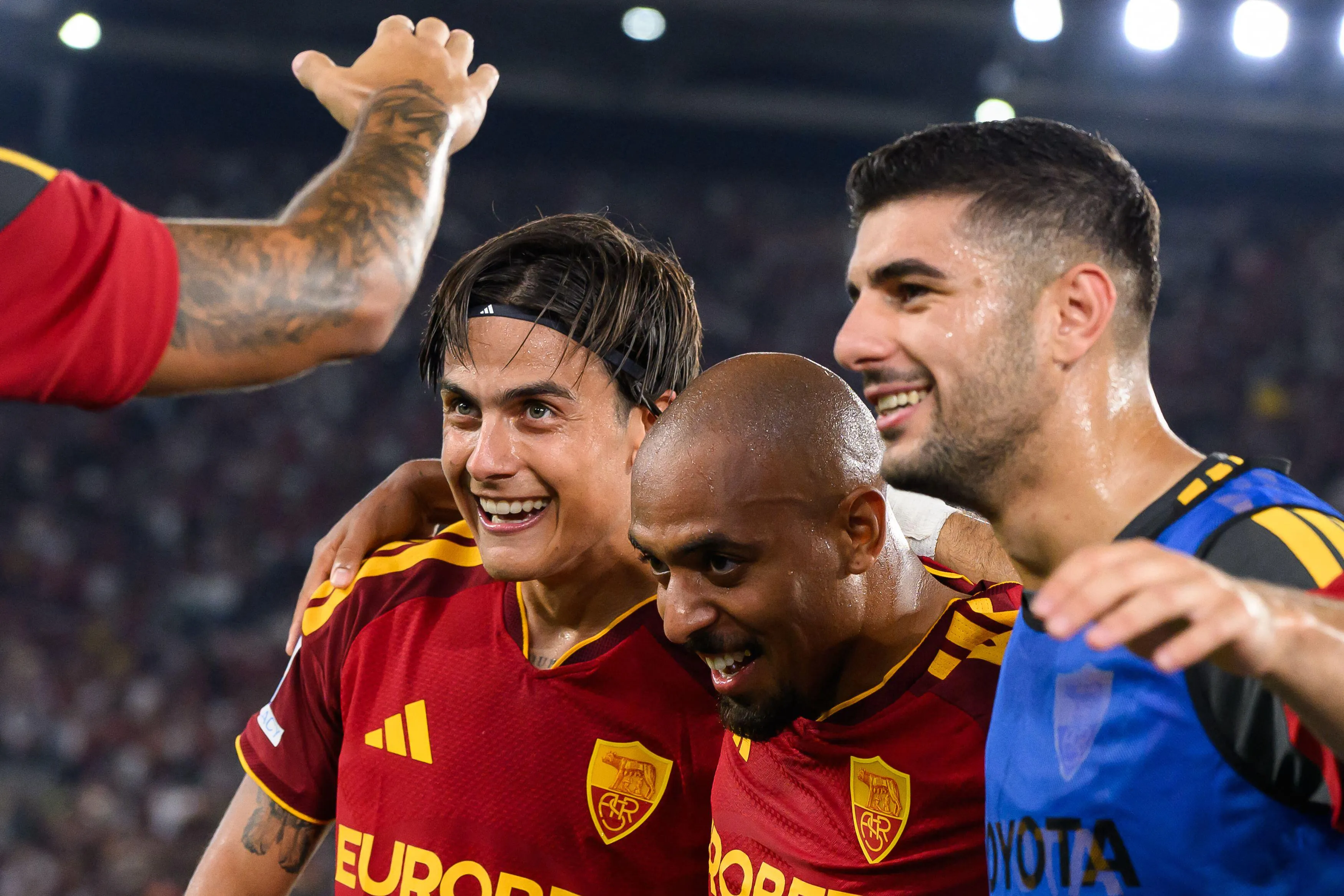 La joie de Paulo Dybala, Donyell Malen et Konstantinos Koulierakis avec la Roma.