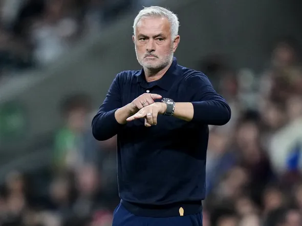 “Celui qui s’intéresse à lui devra se battre avec moi” : Mourinho bloque le transfert d’un joueur à 10 minutes de jeu au Real Madrid !