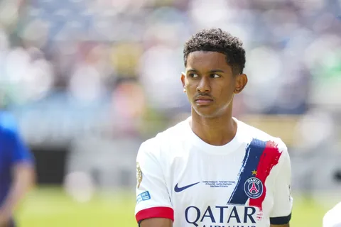 Mercato PSG : Senny Mayulu approché par un cador de Premier League
