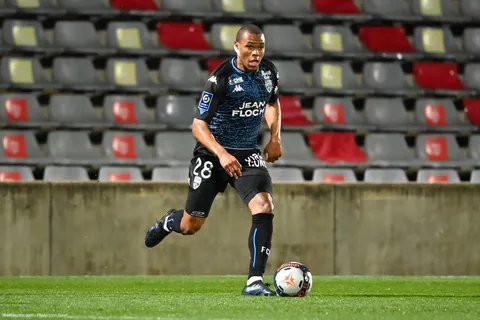 Officiel Mercato - Lorient : un cadre du groupe file en Serie A