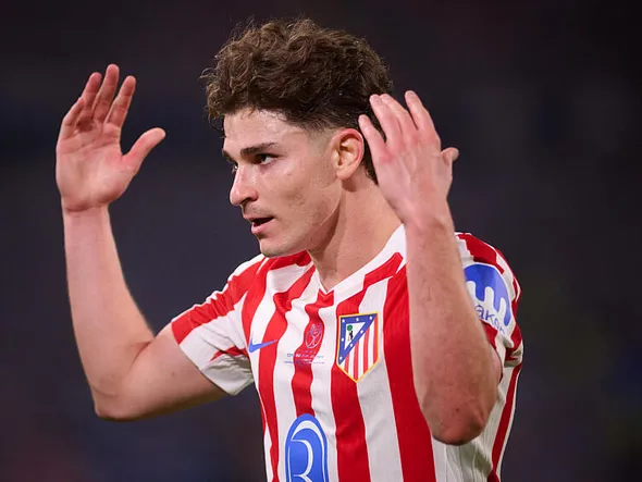 “C’est ça qui irrite avec Julian Alvarez, il m’était arrivé la même chose” : Agüero suggère une solution pour ce feuilleton tendu du mercato