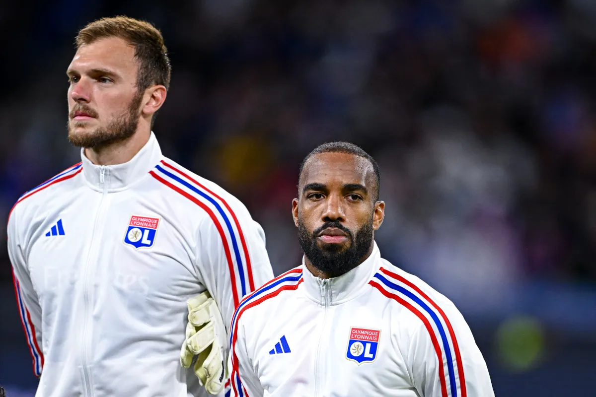 Alexandre Lacazette Lucas Perri