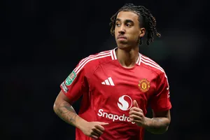 Mercato Manchester United : après Leny Yoro, les Red Devils veulent retenter le coup avec un défenseur central de L1