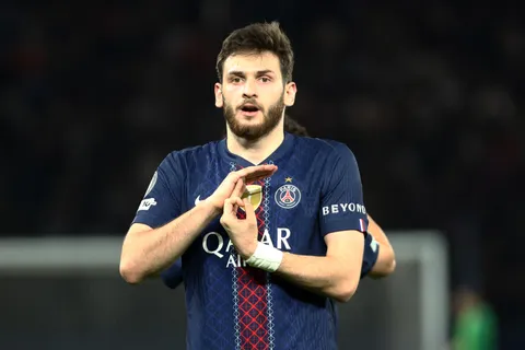 Mercato PSG : “pièce manquante” désirée par Arsenal et décrété “intransférable”, Khvicha Kvaratskhelia a quand même un prix… exorbitant