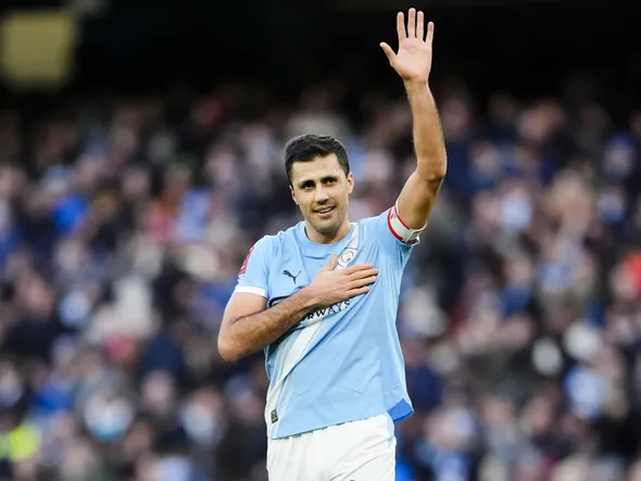 Mercato Manchester City : le successeur de Rodri identifié au Barça… et bloqué par une clause libératoire à 500 M€