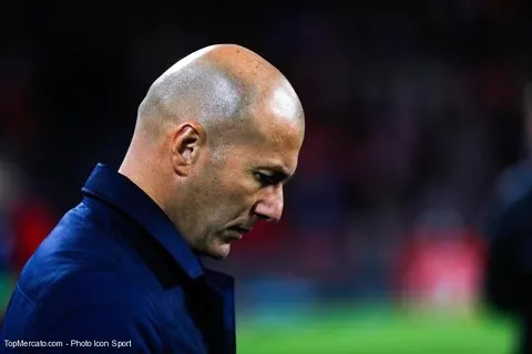 Zidane quitte le banc du Real ! (Officiel)