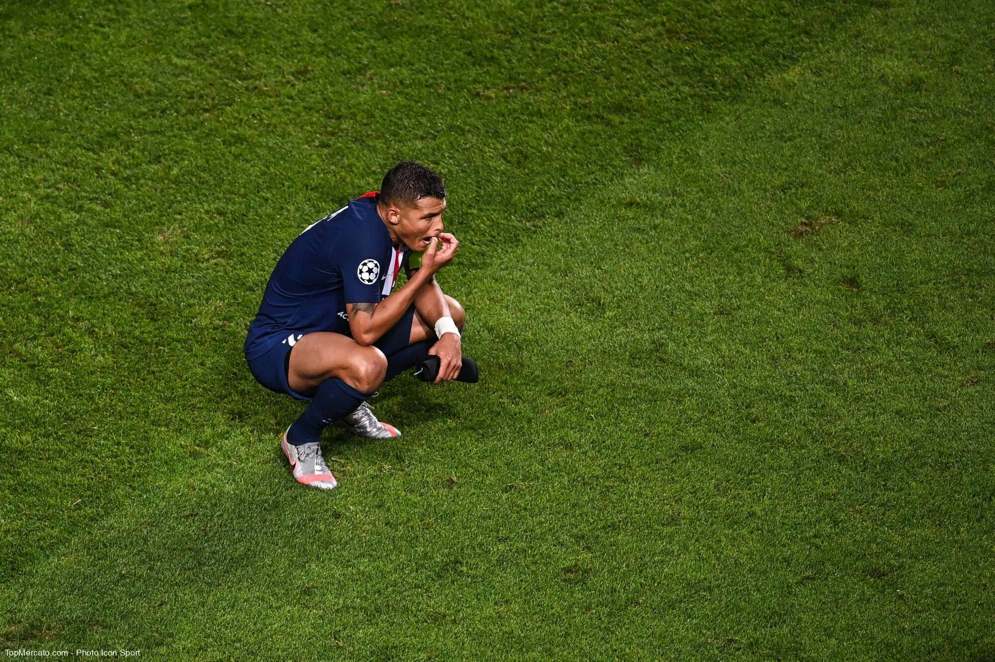 Dans quelle formation le Brésilien Thiago Silva a signé libre de tout contrat en 2020, après que le PSG ait décidé de ne pas le prolonger ?