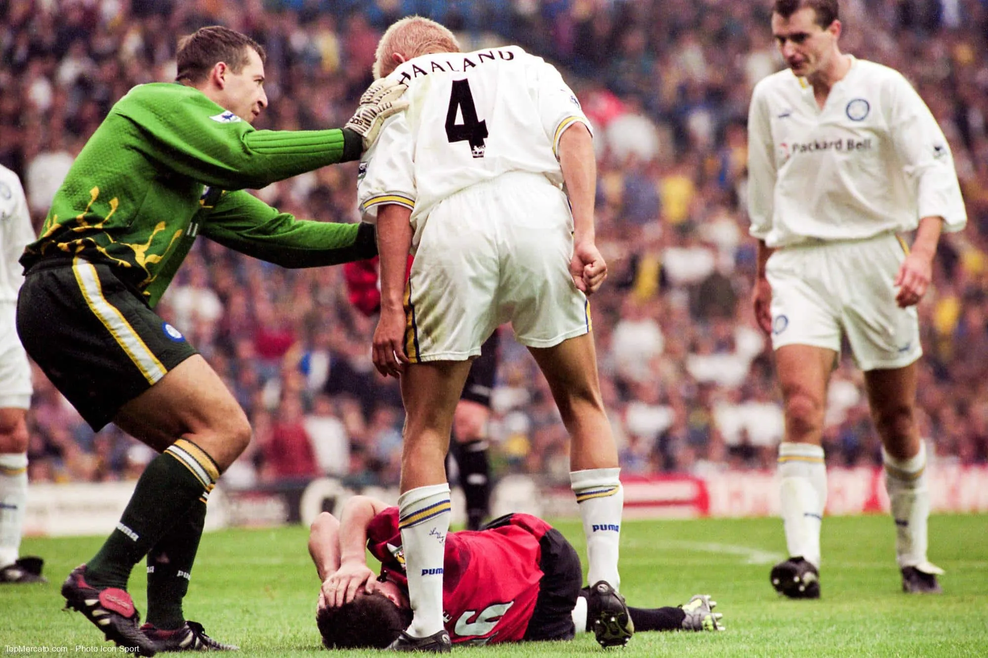 Quel milieu des Red Devils a envoyé un célèbre tacle de boucher sur le père d’Erling Haaland lors du derby mancunien en 2001 ?