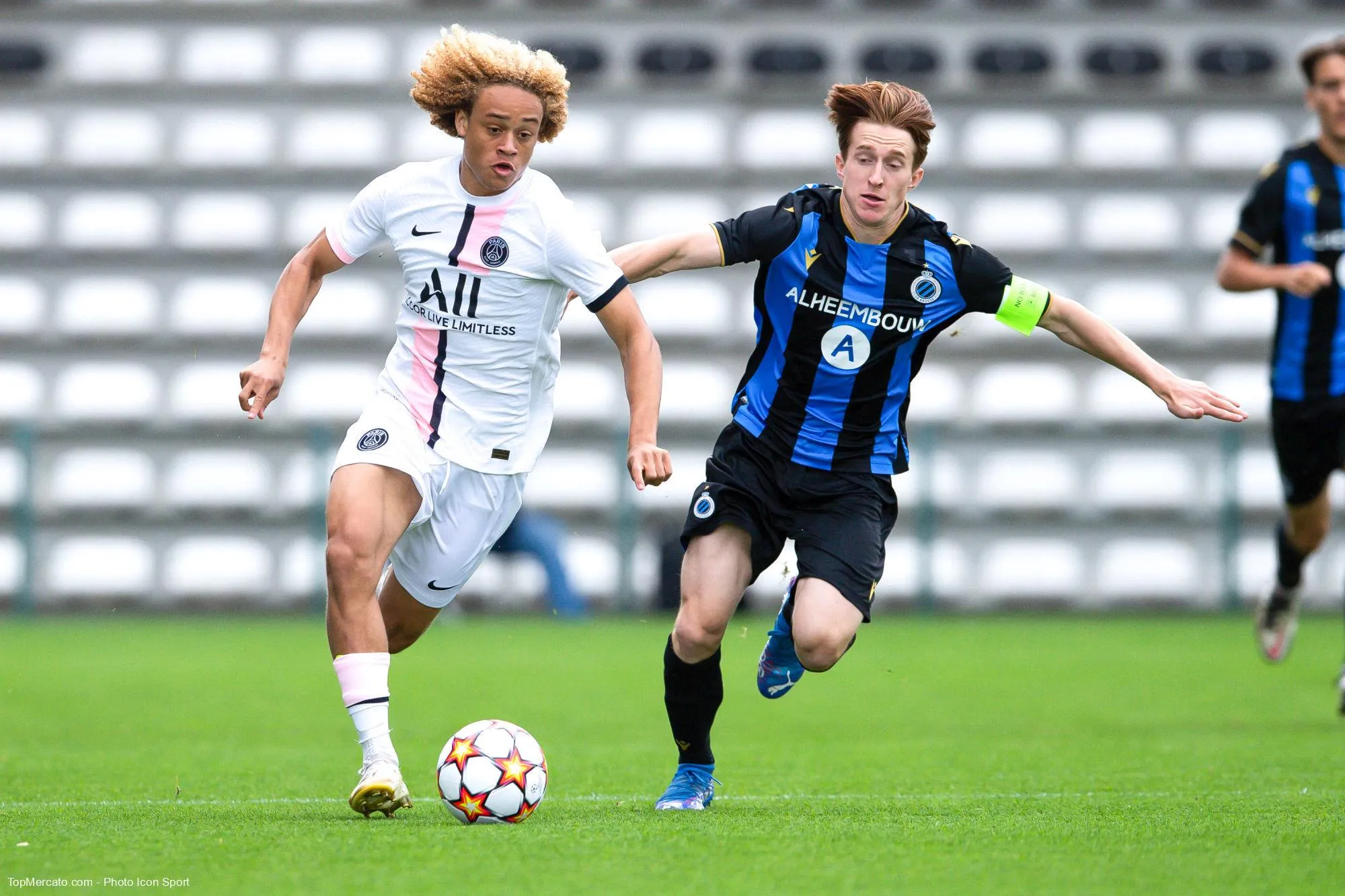 De quelle nationalité est Xavi Simons, qui a quitté le PSG en 2022 pour y revenir un an plus tard ?