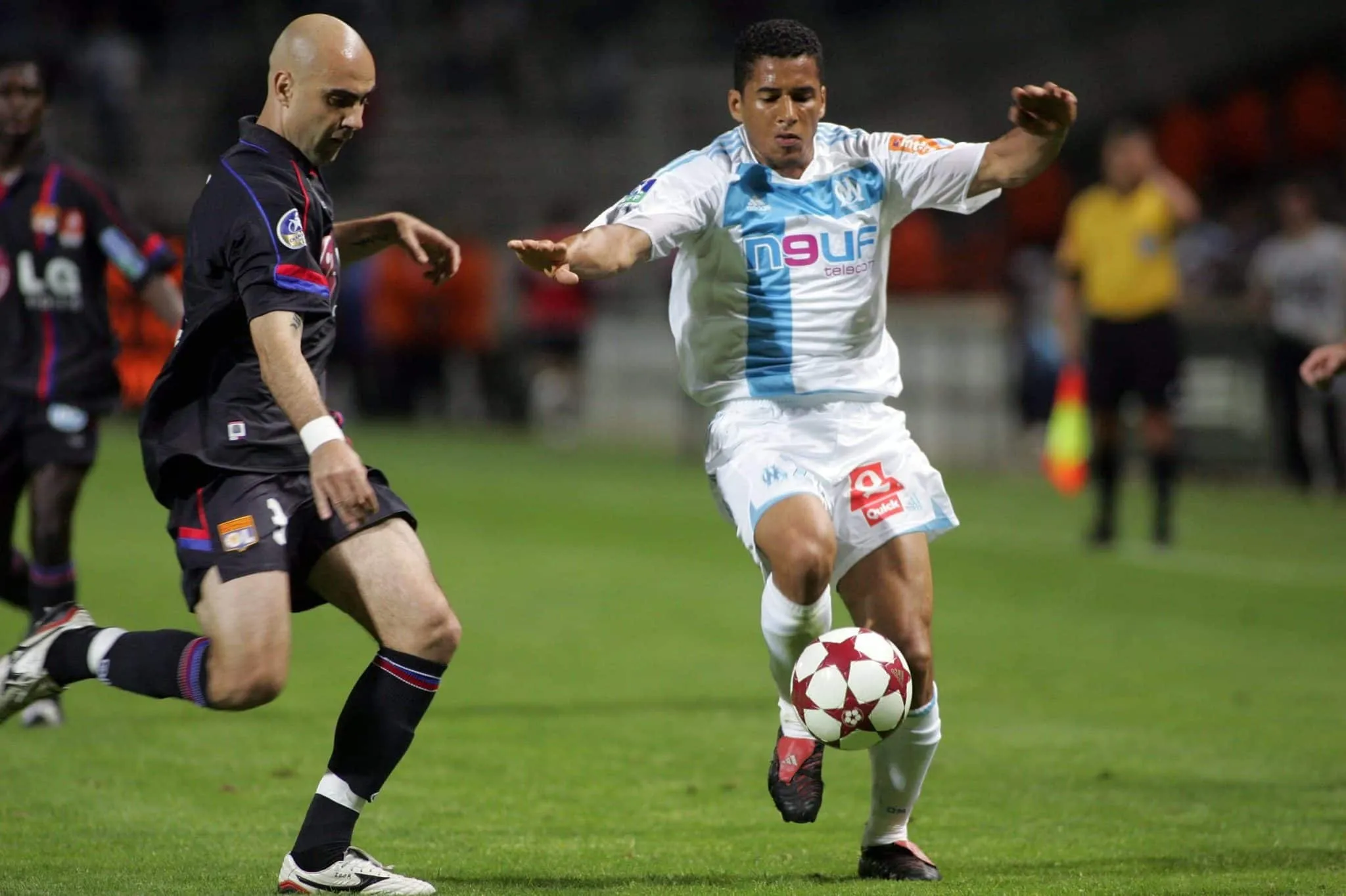 Quel Marseillais prend ici le risque de se faire découper par le défenseur lyonnais Cris, en 2005, lors d’un match de L1 au Vélodrome ?