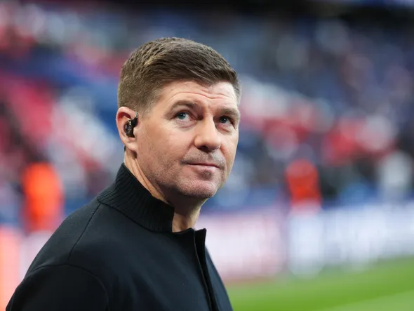 “Il a un avenir à Liverpool” : la légende Gerrard adoube le jeune talent qui a égalé son record en Ligue des champions