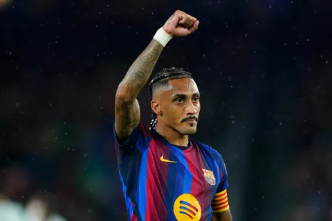 Mercato Barça : “mon esprit était ailleurs, je voulais partir”, Raphinha raconte la discussion qui l’a fait changer d’avis