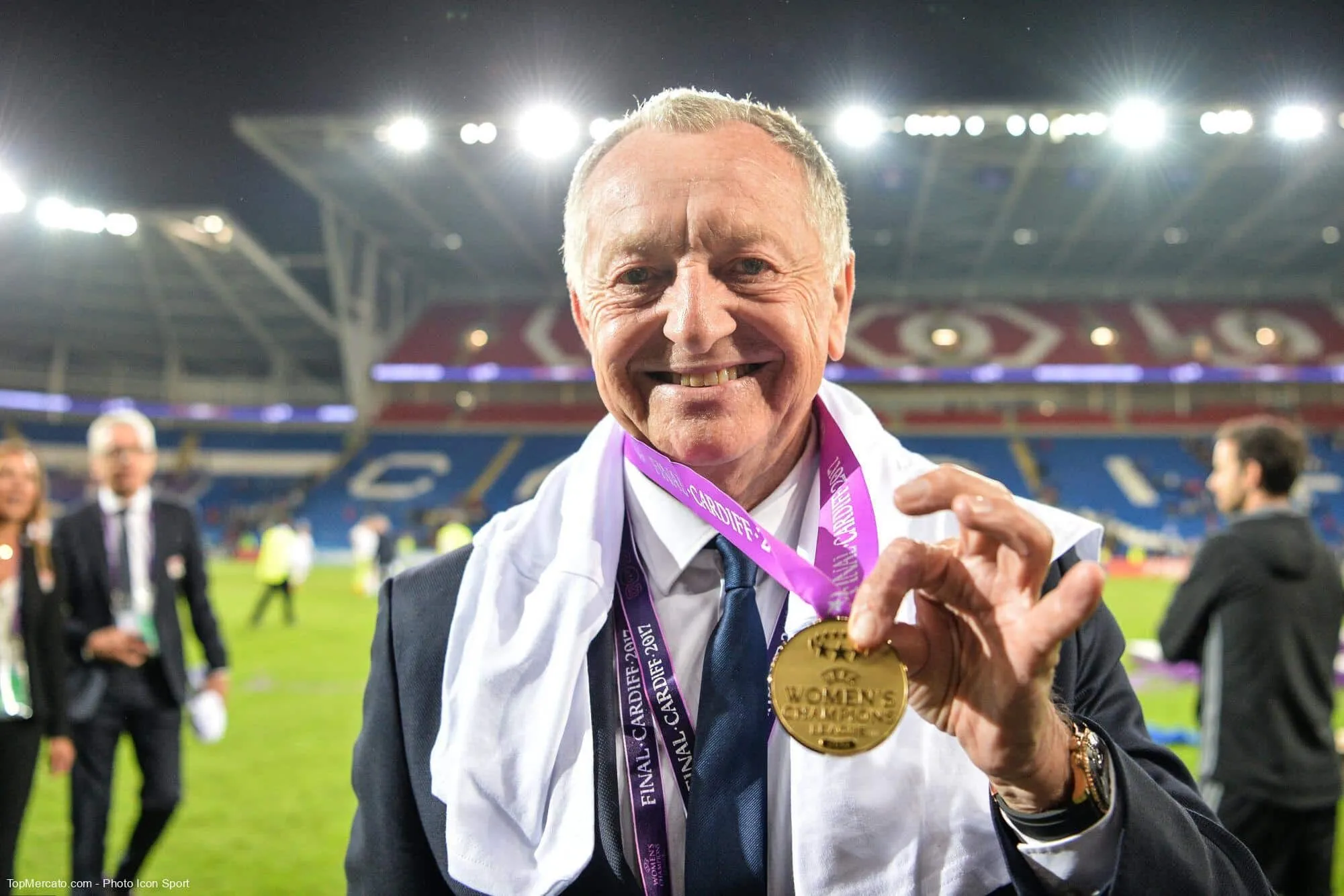 Quel ancien joueur de l’OL a salué le départ de Jean-Michel Aulas de la présidence du club par un message négatif : “Tu ne vas pas manquer au football” ?