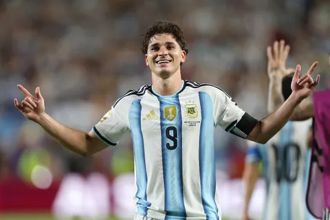 Mercato Barça : “ni 100, ni 150, ni 200 M€”, l’Atlético retient Alvarez… mais se positionne sur un bourreau des Bleus !