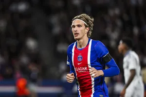 PSG : “C’est le même type de joueur que Kvaratskhelia”, Mika Godts est-il prêt pour une telle concurrence ?