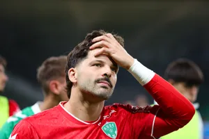Mercato – 2 gardiens recrutés à l’été 2026, l’ASSE va-t-elle pousser Larsonneur sur le banc ?
