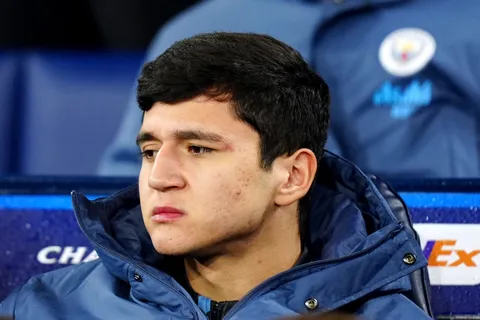 Mercato – La Premier League frappe à la porte pour Khusanov, Manchester City prend une décision