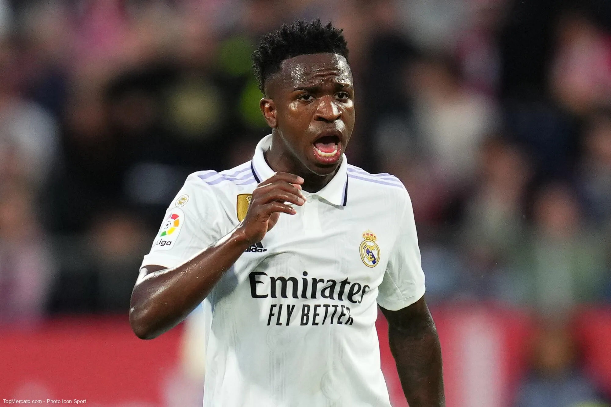 En mai 2023, dans le stade de quel club de Liga Vinicius Jr a subi des cris racistes puis a été expulsé, provoquant une polémique à l’international ?