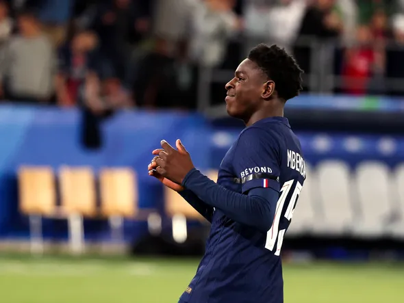 Mercato PSG : le 6e de Premier League veut envoyer en L1 le Titi Emmanuel Mbemba