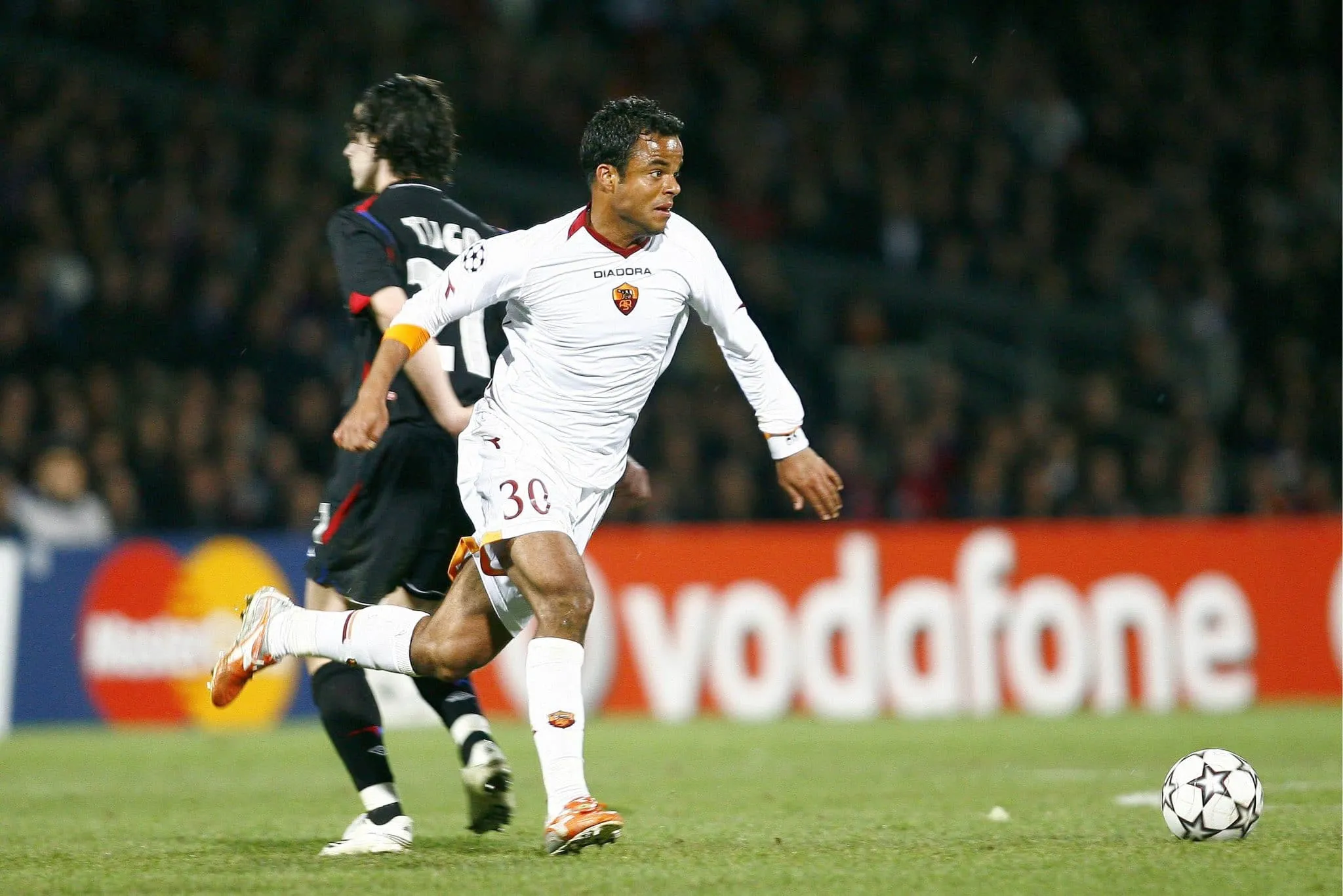Qui est ce joueur de l’AS Roma, qui a donné le tournis à Anthony Réveillère en 8e de Ligue des Champions, en 2007 ?