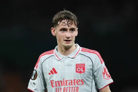 Mercato OL : Tyler Morton ciblé par la Premier League pour remplacer un milieu à 100 M€