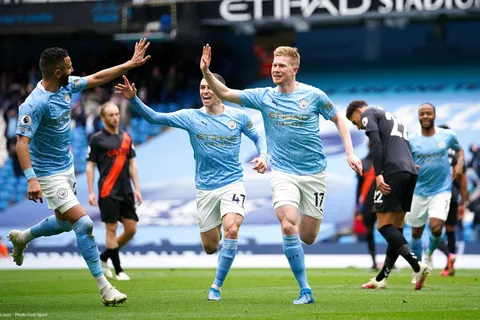 Manchester City : De Bruyne tacle le PSG sur son recrutement