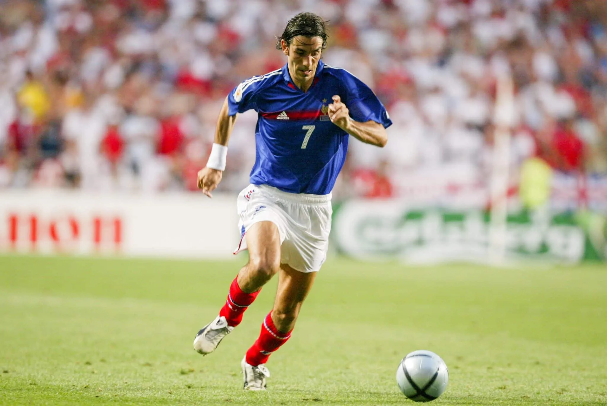 Lors d’un match amical en 2004, contre quelle nation la France a-t-elle arboré un maillot spécial d’époque, précisément de 1904, pour le centenaire de la FIFA ?