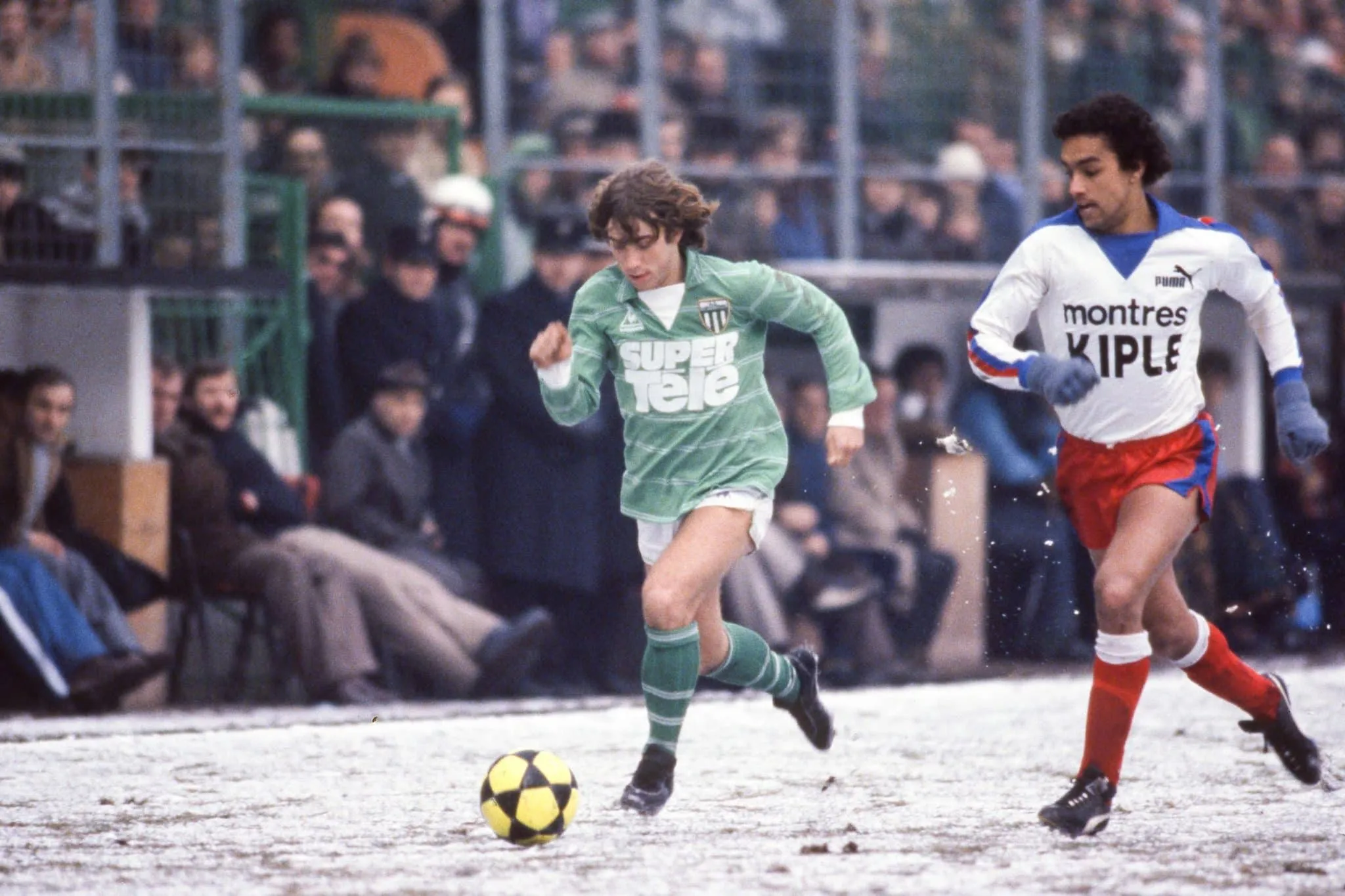 Dans quelle compétition l’OL a un meilleur bilan que l’ASSE en termes de trophées remportées ?