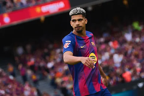 “Le Barça est intéressé” : l’agent du potentiel successeur d’Araujo fait des révélations mercato