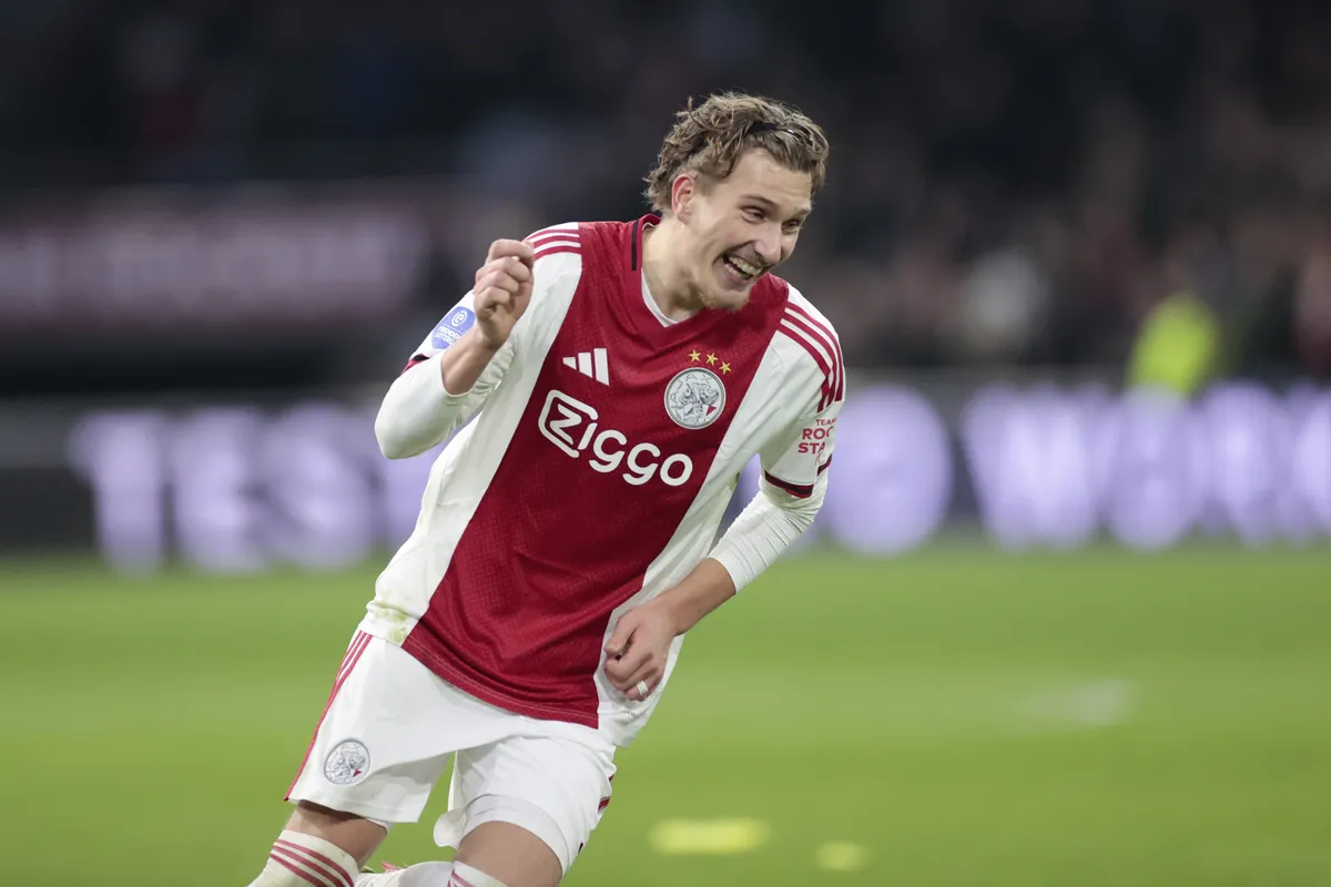 Mercato PSG : “Il y a des discussions”, Mika Godts confirme l’intérêt de Paris… et un risque pris avec l’Ajax