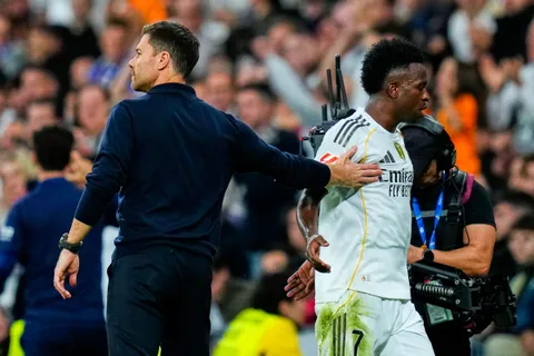 Real Madrid : “si seulement il avait assumé sa décision…” L’erreur fatale de Xabi Alonso avec Vinicius révélée