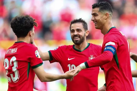 Bernardo Silva en mode Citizen, l’image forte CR7-Fernandes, le pire CSC de l’Euro… Les Tops-Flops de Turquie-Portugal