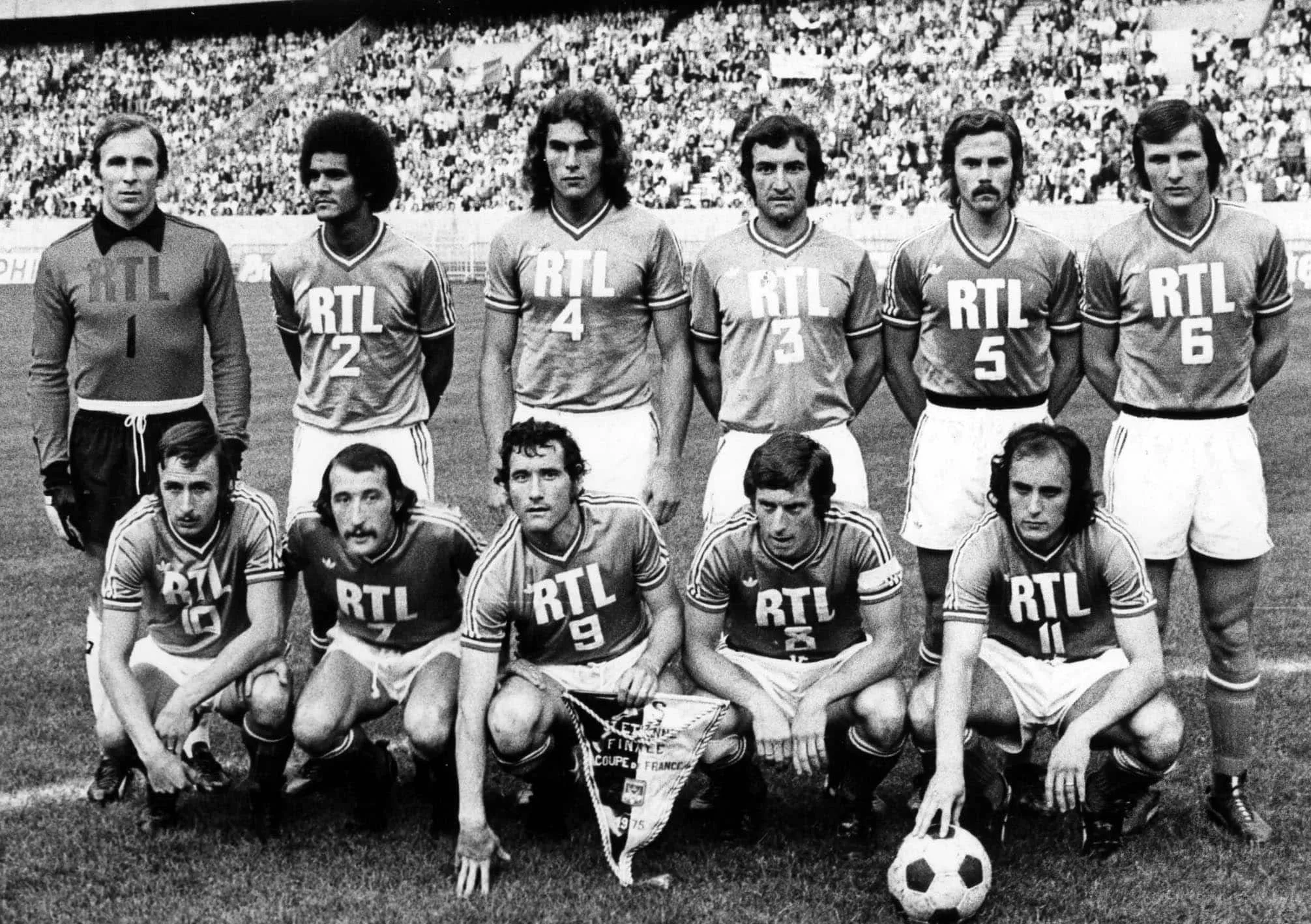 Quel club a éliminé l’ASSE en demi-finale de la Coupe d’Europe des clubs champions lors de la saison 1974-1975, avant de battre les Verts en finale l’année suivante ?