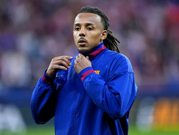 Mercato Barça : Jules Koundé plus que jamais sur le départ après la sortie de Hansi Flick, la PL en embuscade