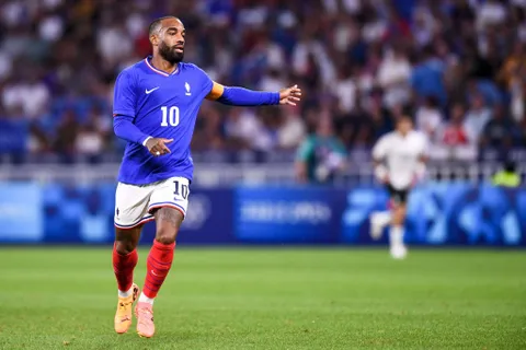 Vers une polémique Lacazette-Deschamps ?
