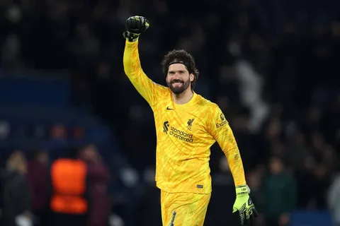 Liverpool : la masterclass d’Alisson contre le PSG va faire une victime à 35 M€